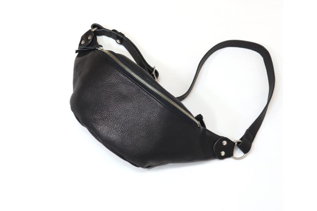 スロウ（SLOW）ボディバック　本革