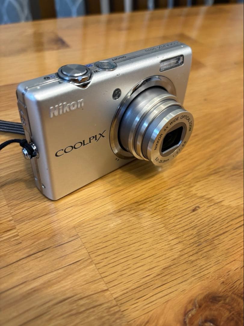 Nikon COOLPIX S570 本体と付属品