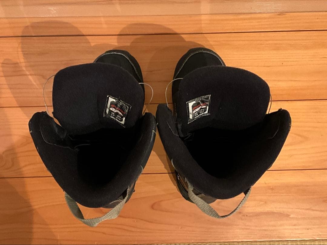 BOAシステム搭載のブラックスノーボードブーツ（女性・キッズ用）