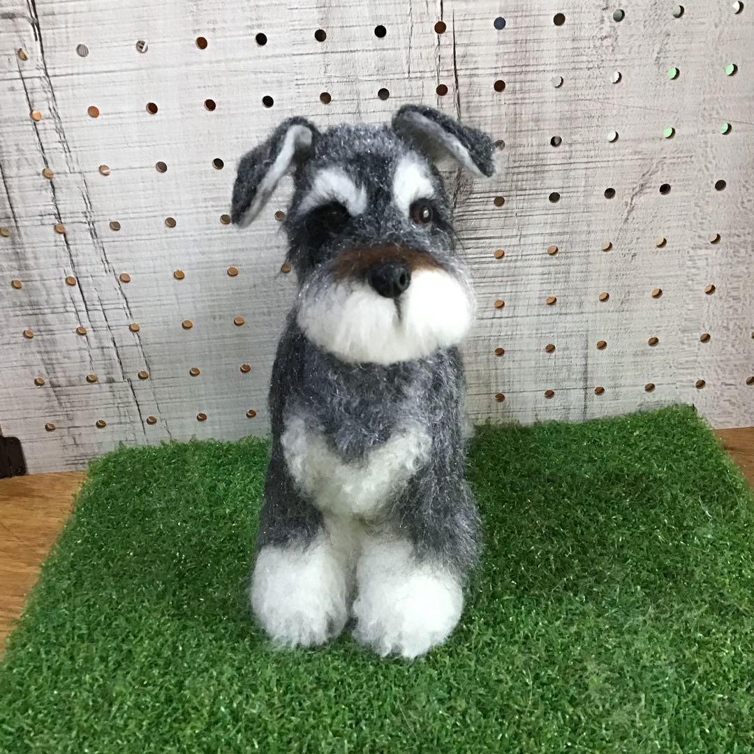 羊毛フェルトシュナウザー犬