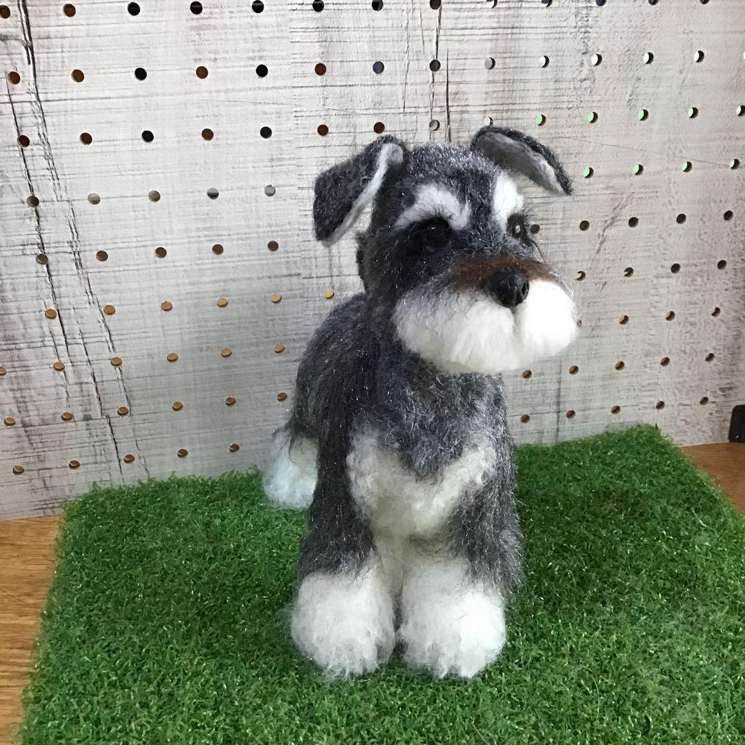 羊毛フェルトシュナウザー犬