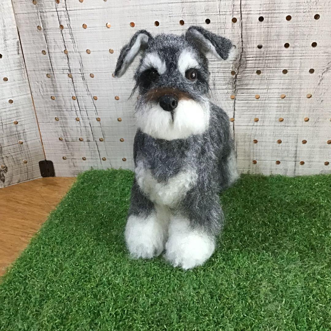 羊毛フェルトシュナウザー犬