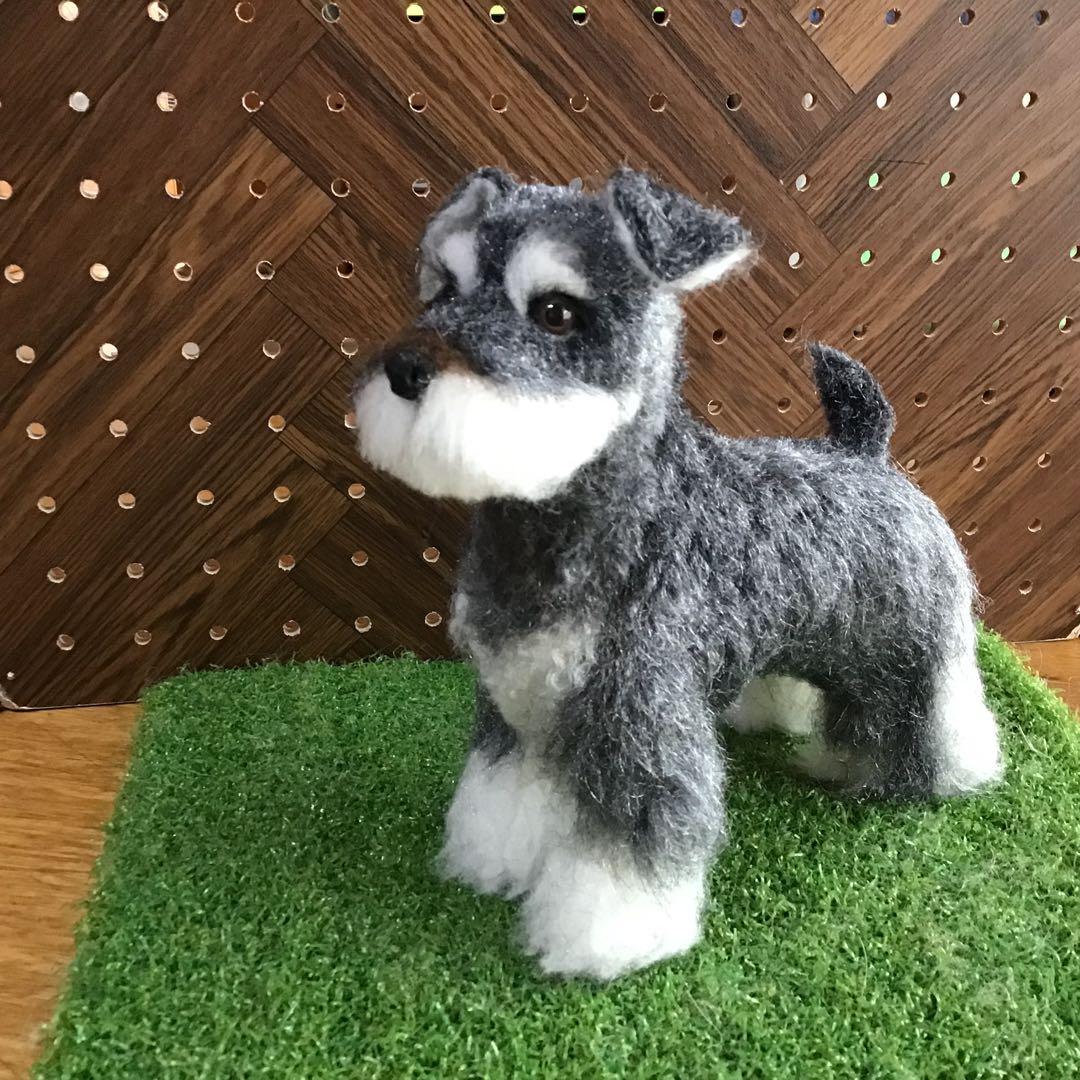 羊毛フェルトシュナウザー犬