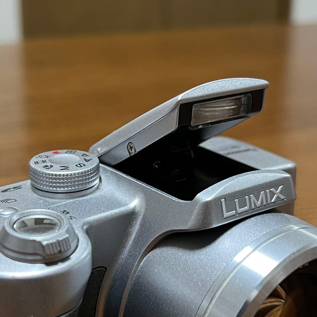 デジタルカメラ　Panasonic DMC-FZ5-S（シルバー）　LUMIX
