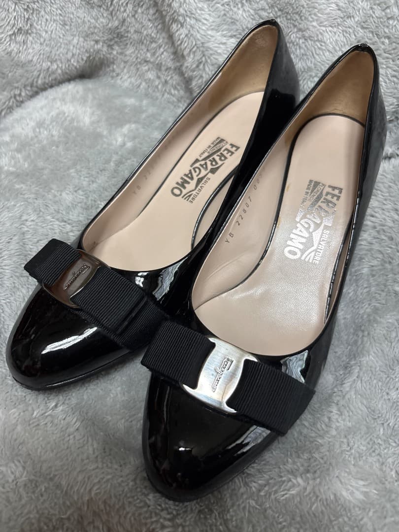 美品　フェラガモ ブラックリボンパンプス　7 1/2 ヒール5㎝