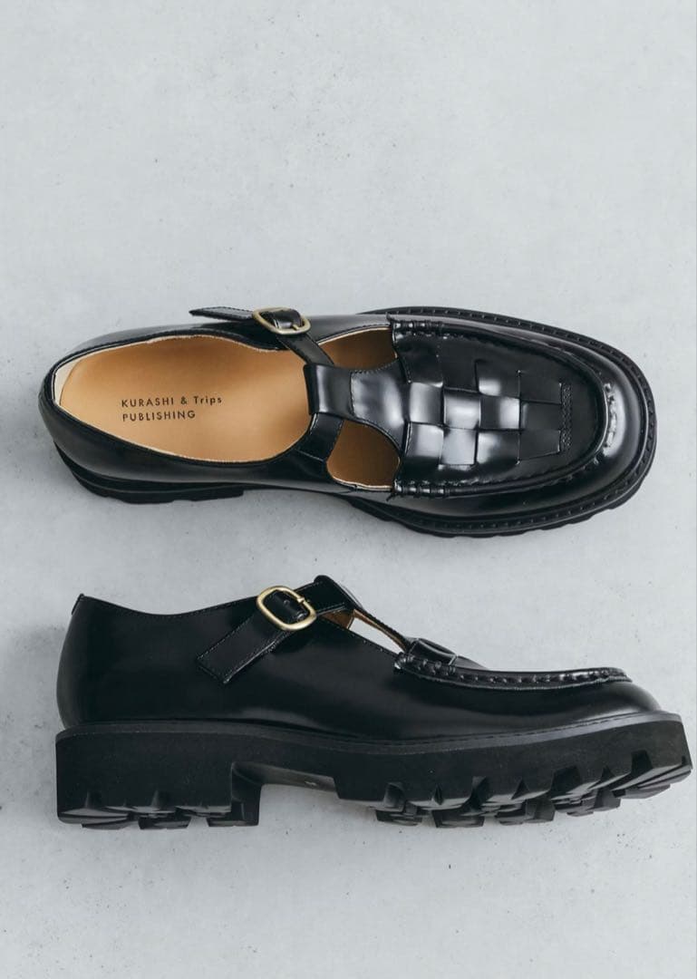 「つま先踊る、大人の相棒」こだわりソールのTストラップシューズ 23.0