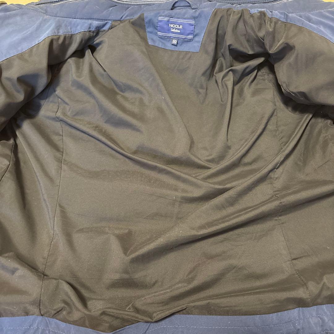 フード付きダークブルーダウンジャケット