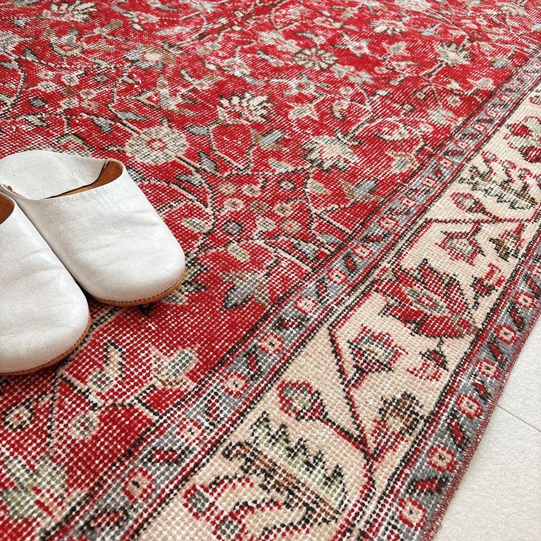 トルコ　ヴィンテージラグ　赤　フローラル