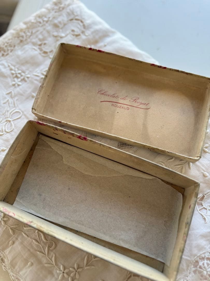 フランスアンティーク貴婦人と紳士ジュイ柄の小さなカルトナージュa