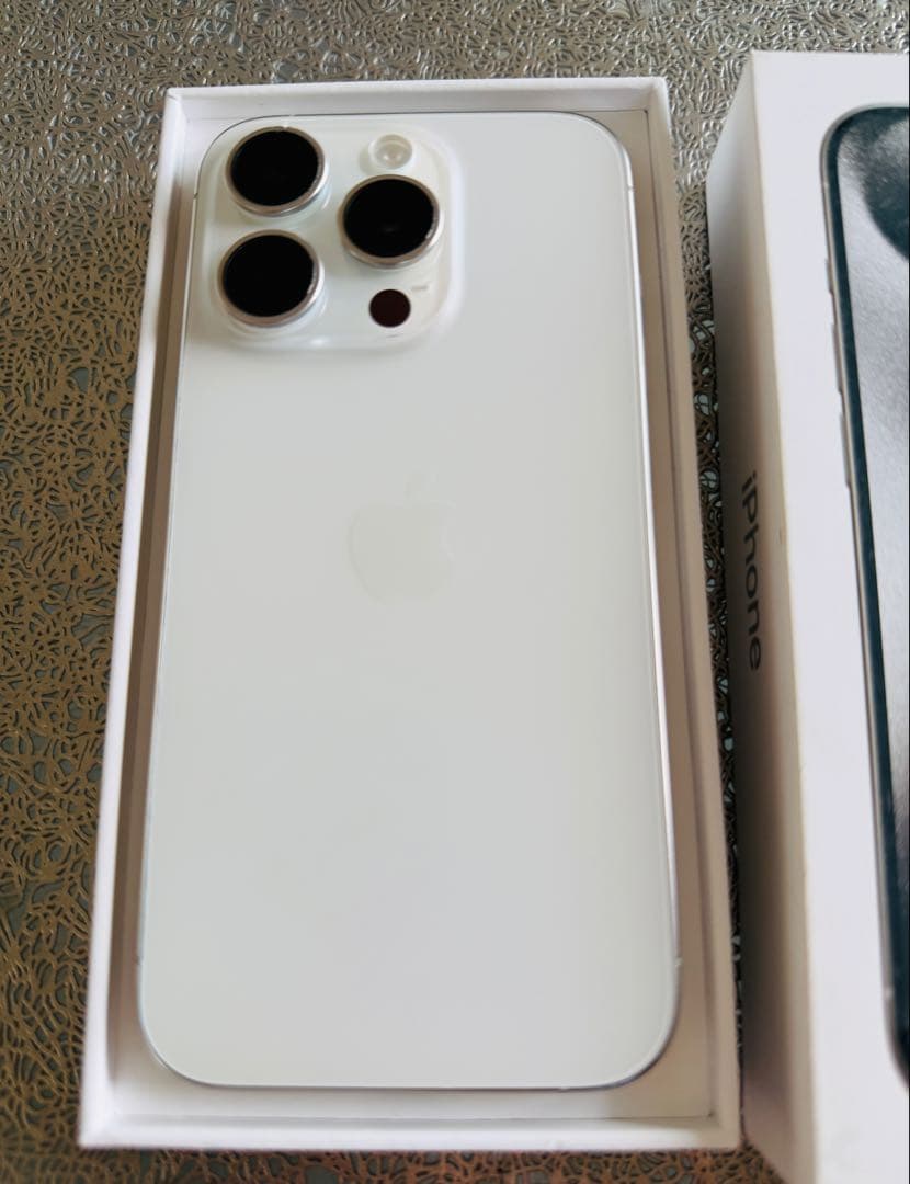 Apple iPhone15pro 256GBホワイトチタニウムsimフリー