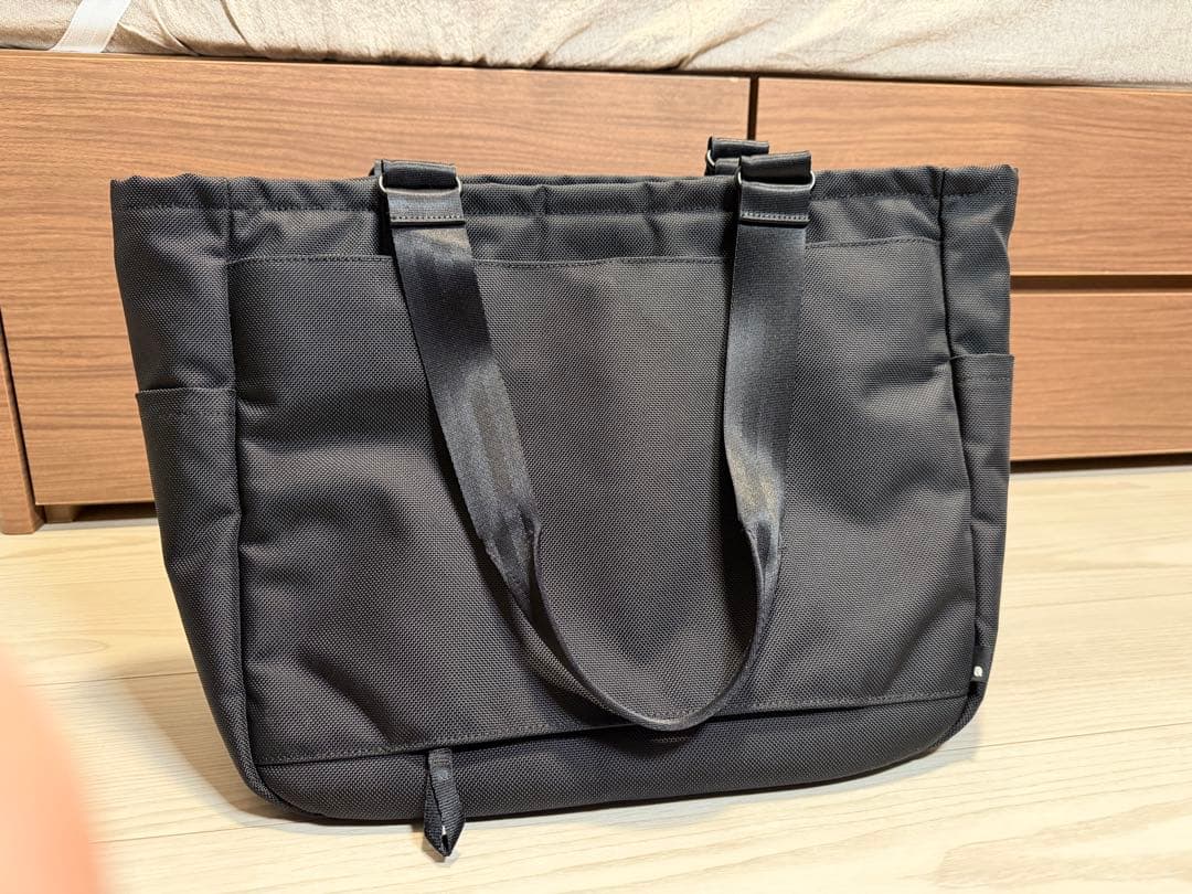 バッグ INCASE Tracks Tote / 22L - Black-
