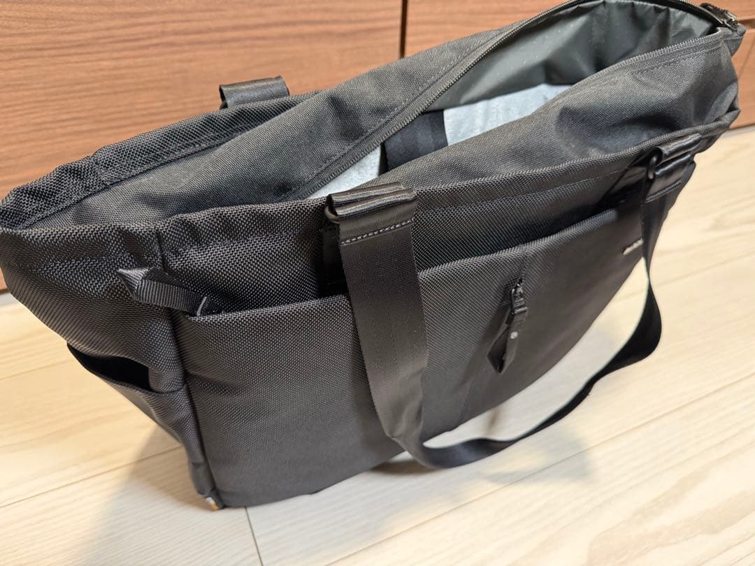 バッグ INCASE Tracks Tote / 22L - Black-