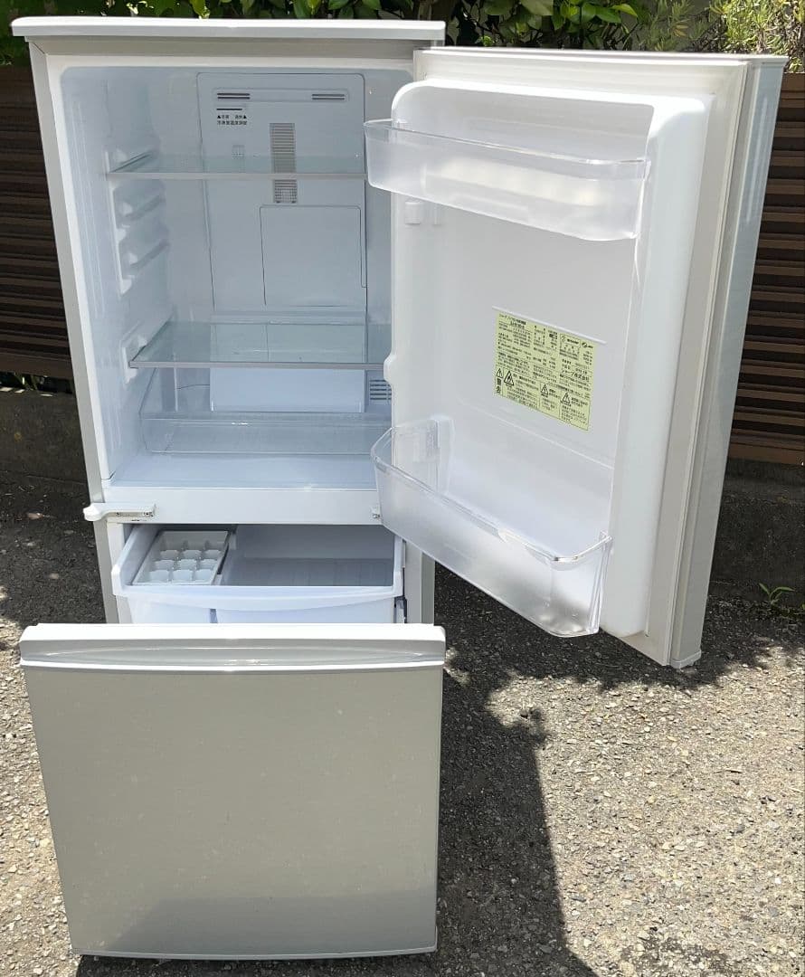 シャープ冷凍冷蔵庫137L横縞模様付け替えどっちもドア自動霜取り機能付　18年製
