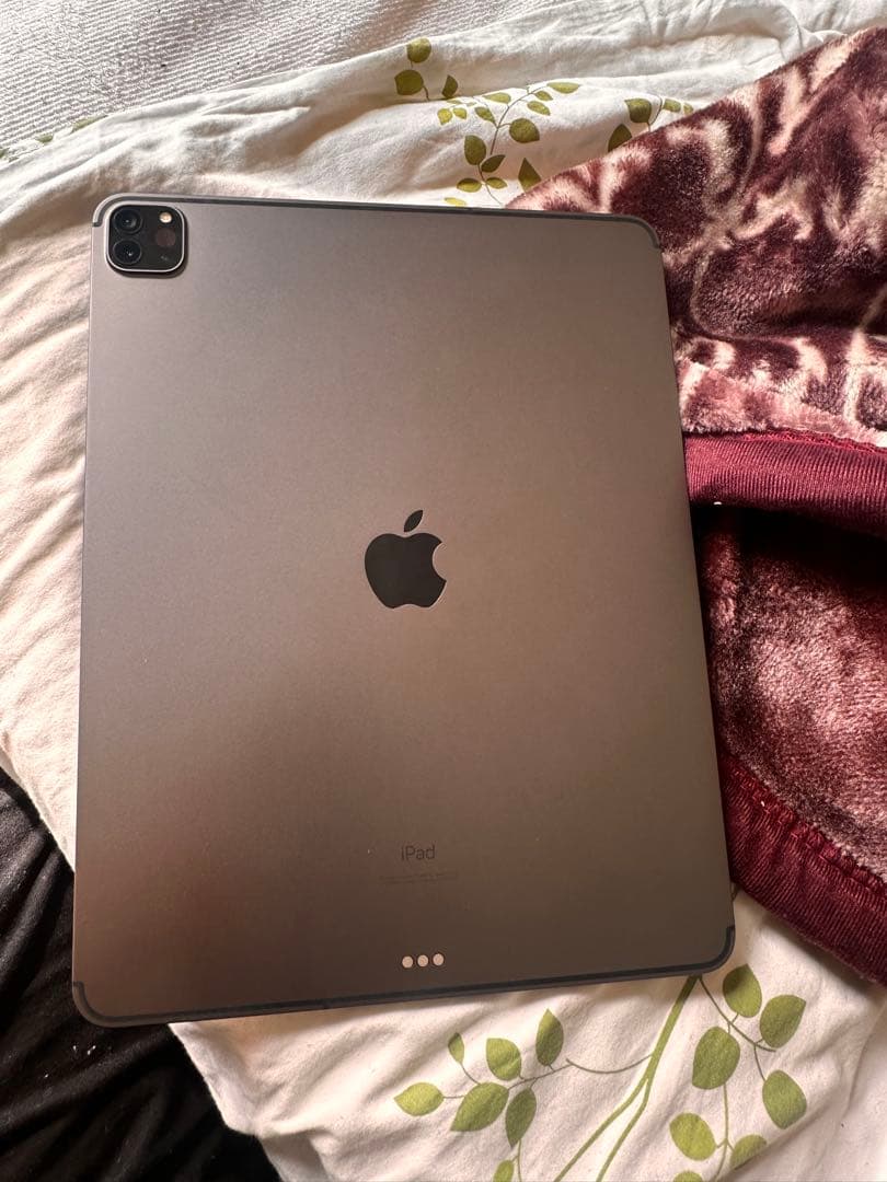 k*9様 Apple iPad スペースグレー 本体 12.9 2020