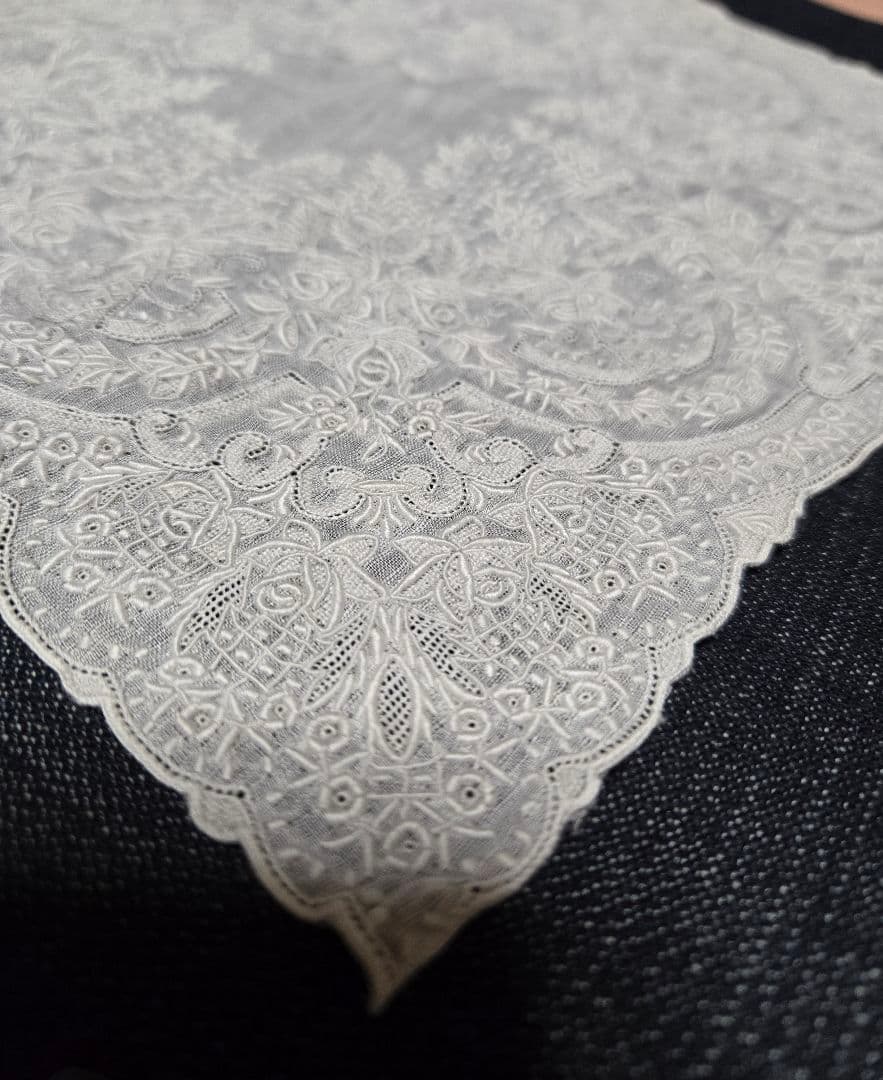 手刺繍　スワトウ汕頭ホワイト レース模様 ハンカチ　ヴィンテージ