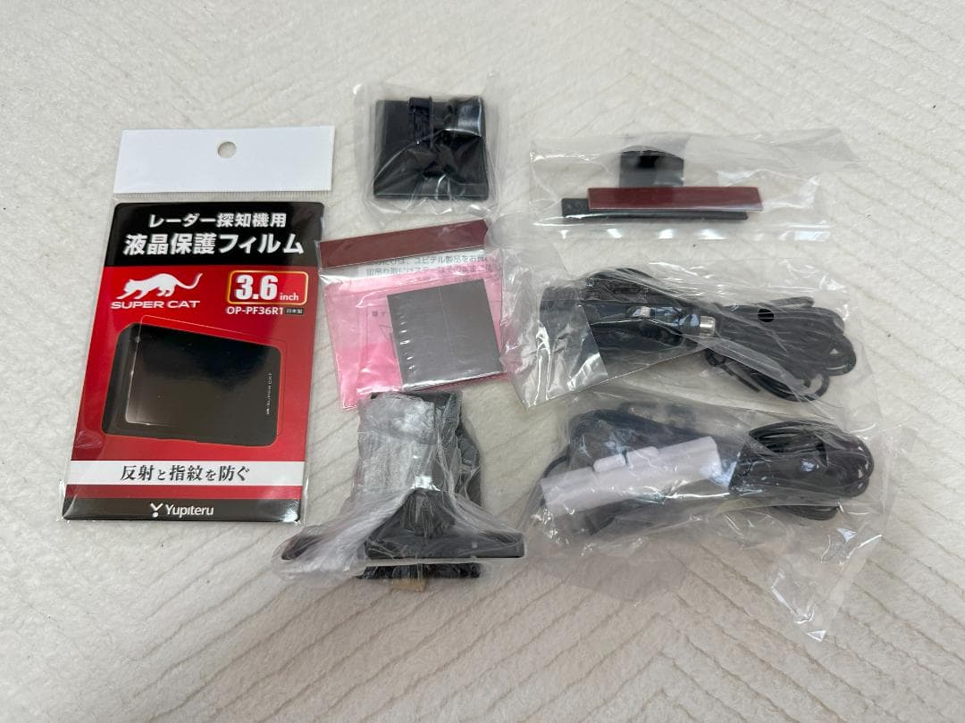 LS2100 レーダー探知機本体と付属品