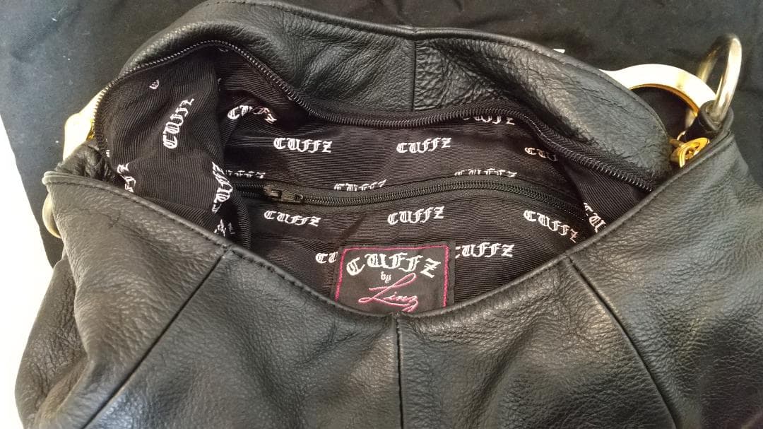 Cuffz by Linz レザー手錠バッグ