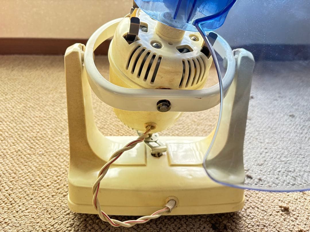 青い3枚羽根の扇風機