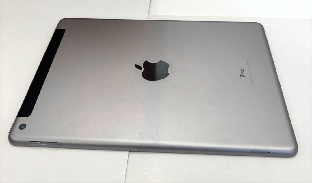 ❹ iPad 第5世代★32Ｇグレー