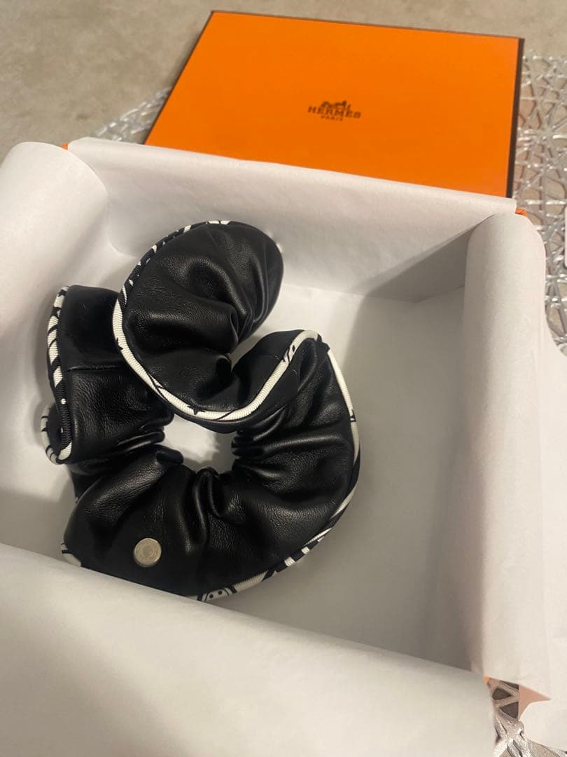 エルメス ヘアゴム・シュシュ ブラック　本革　2025年　HERMES