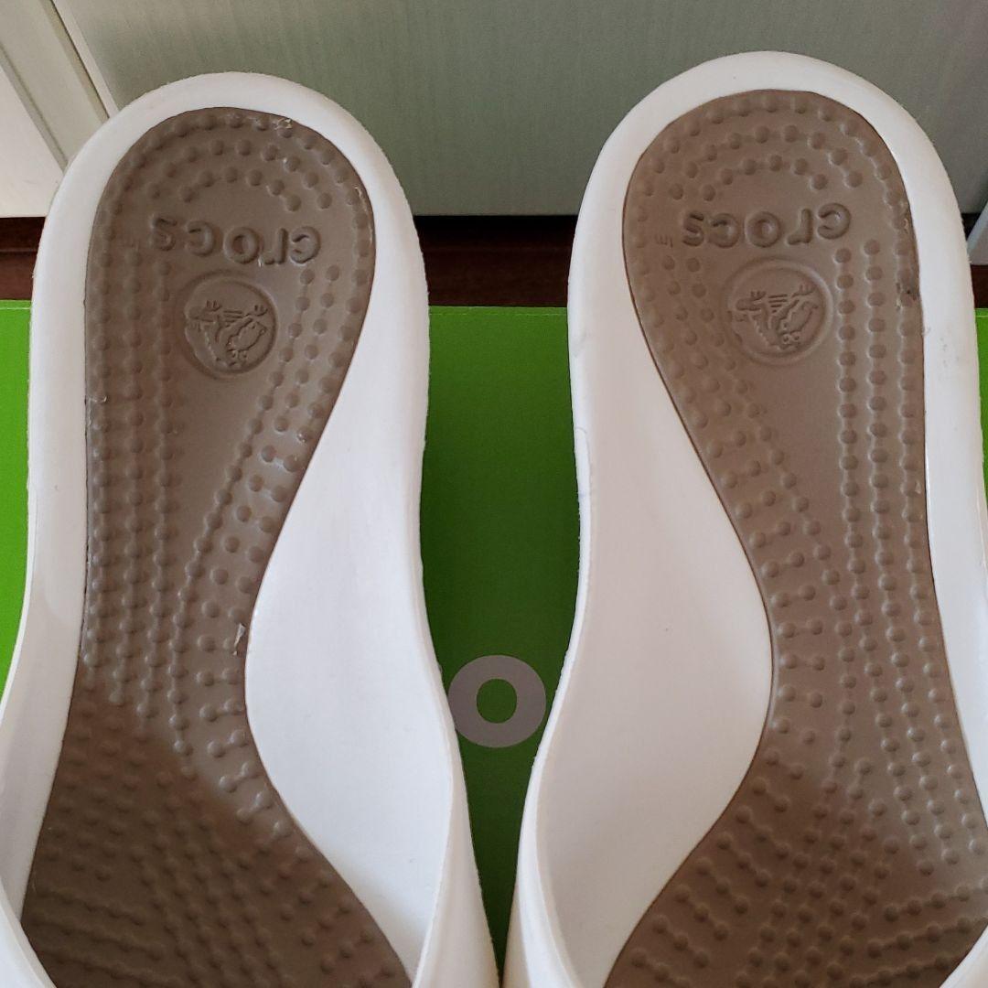 CROCS ササリ W8 ビーチサンダル ホワイト/カーキ