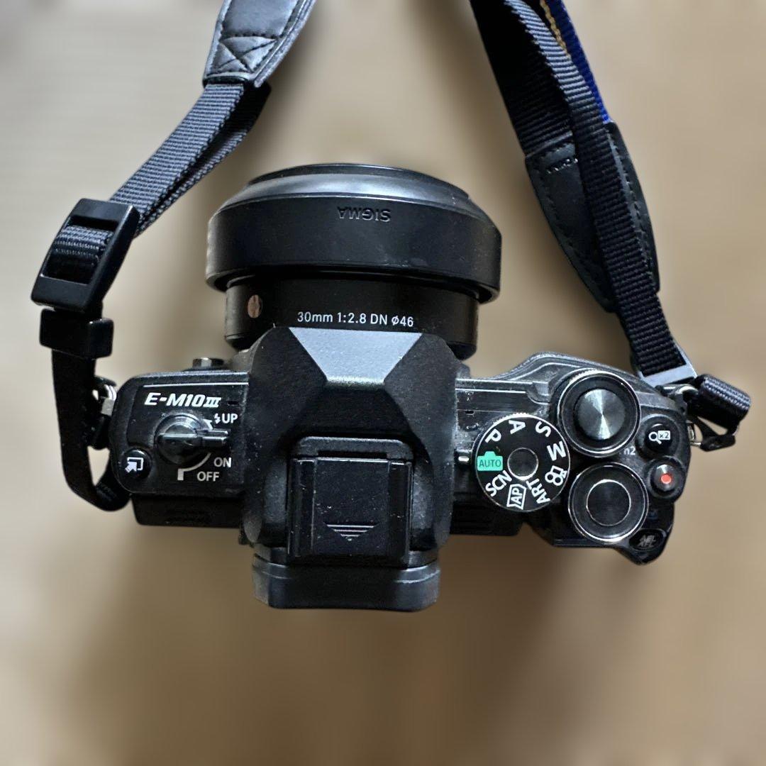 Olympus OM-D ミラーレスカメラ 14-42mmレンズ付き