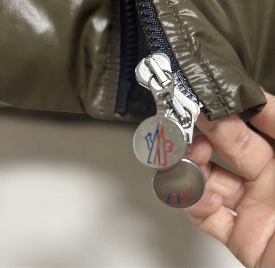 オリーブ色 ダウンジャケット エンブレム付き