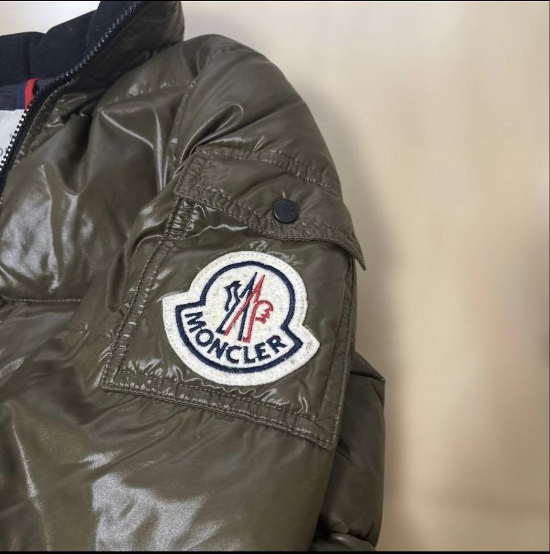 オリーブ色 ダウンジャケット エンブレム付き