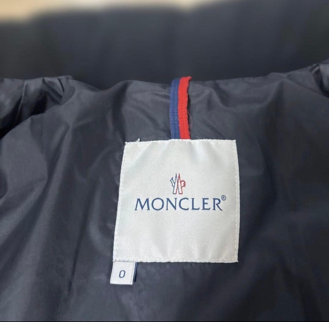 オリーブ色 ダウンジャケット エンブレム付き