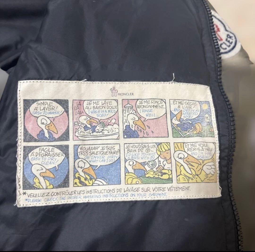 オリーブ色 ダウンジャケット エンブレム付き