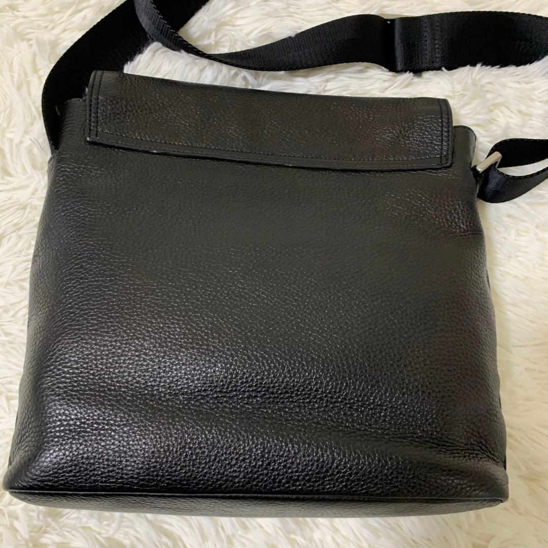 【美品】エンポリオアルマーニ メッセンジャーバッグ　ロゴ　型押し　レザー　黒