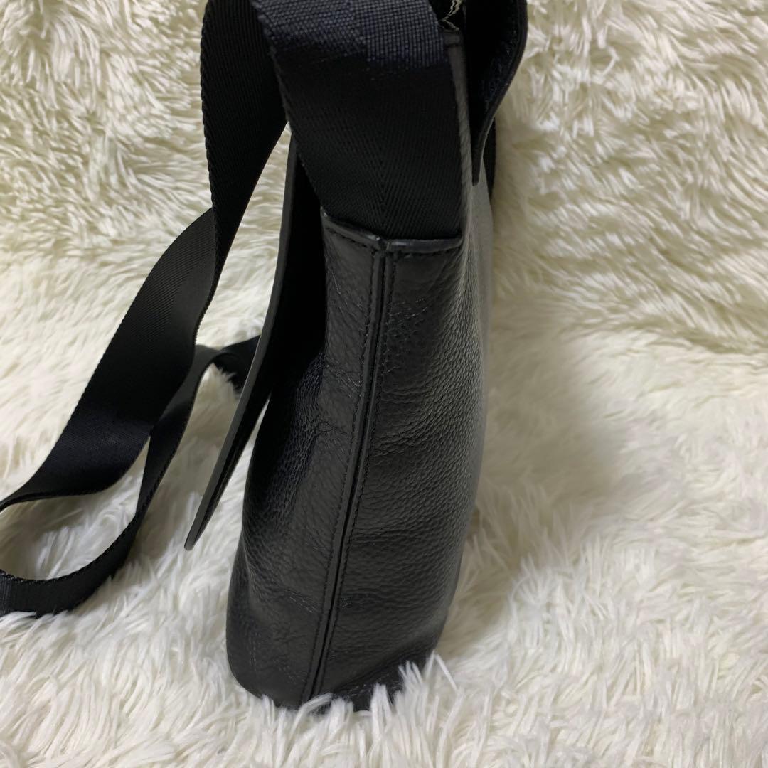 【美品】エンポリオアルマーニ メッセンジャーバッグ　ロゴ　型押し　レザー　黒