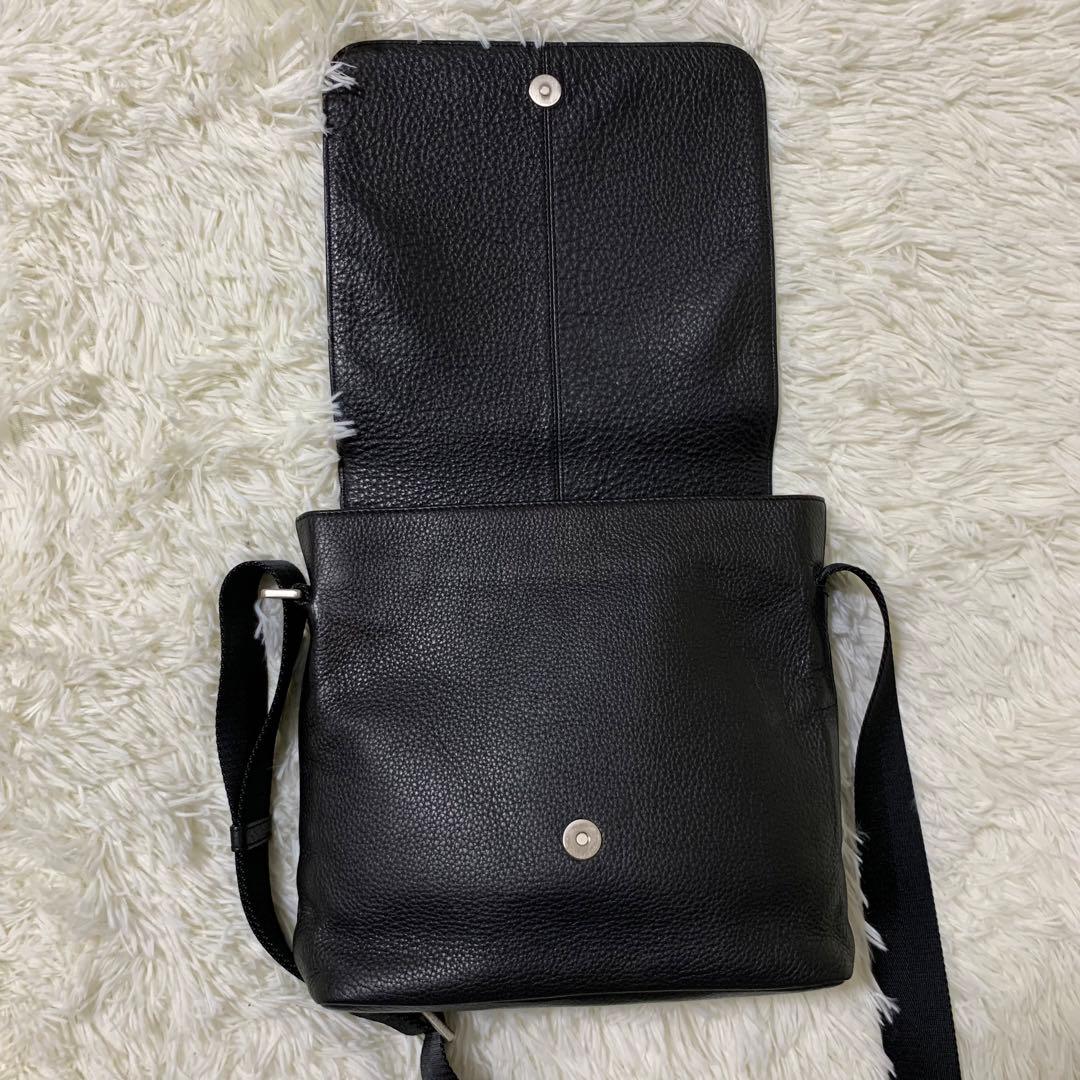 【美品】エンポリオアルマーニ メッセンジャーバッグ　ロゴ　型押し　レザー　黒