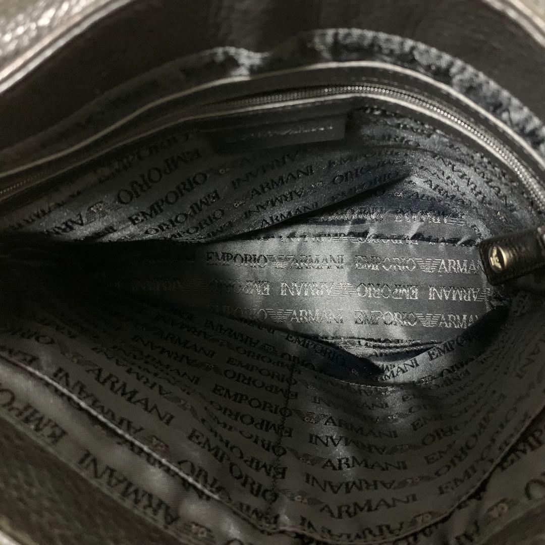 【美品】エンポリオアルマーニ メッセンジャーバッグ　ロゴ　型押し　レザー　黒