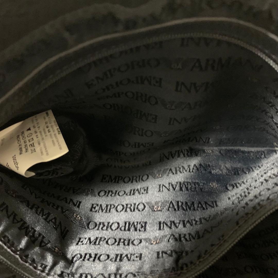 【美品】エンポリオアルマーニ メッセンジャーバッグ　ロゴ　型押し　レザー　黒