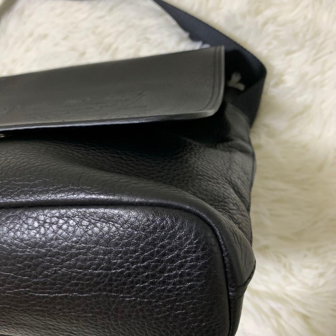 【美品】エンポリオアルマーニ メッセンジャーバッグ　ロゴ　型押し　レザー　黒