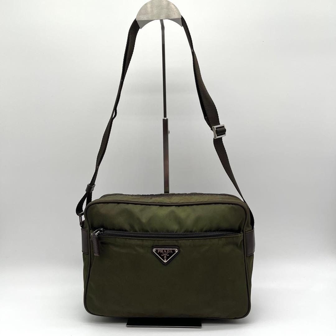 プラダ ショルダーバッグ カメラバック テスートナイロン 三角プレート カーキ