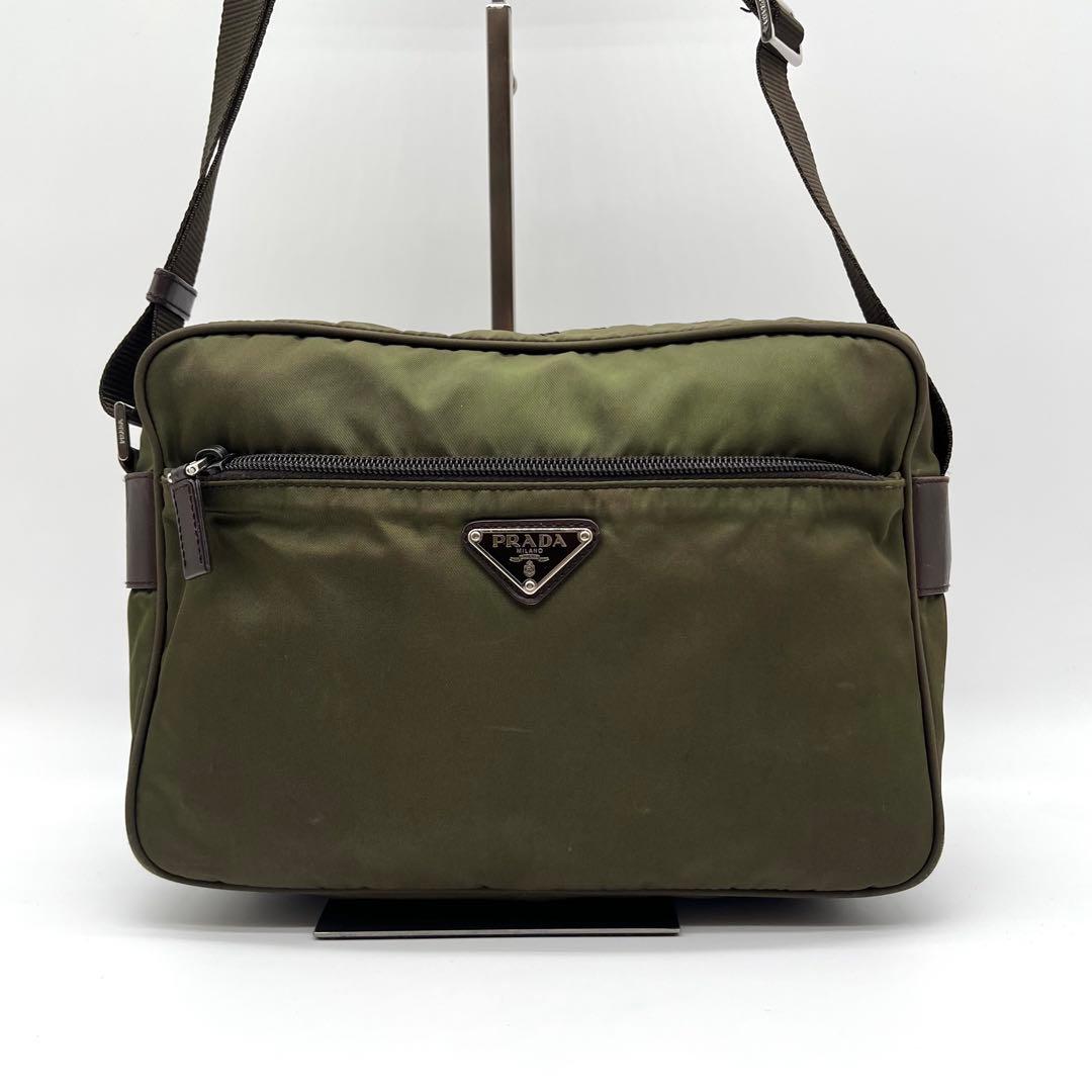 プラダ ショルダーバッグ カメラバック テスートナイロン 三角プレート カーキ