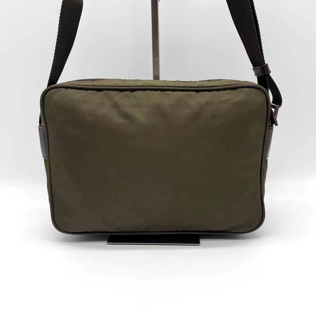 プラダ ショルダーバッグ カメラバック テスートナイロン 三角プレート カーキ