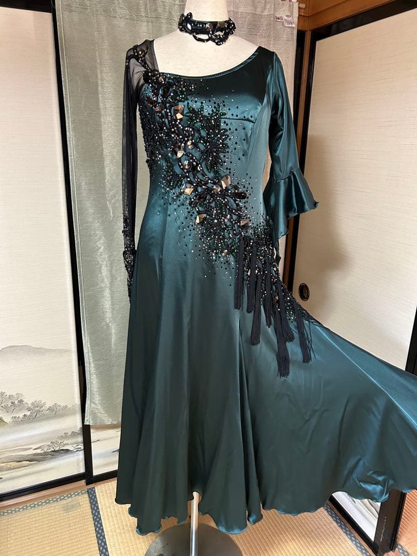 ✨美品✨豪華オーダーメイド ダークグリーン サテン ビーズ装飾付き Mサイズ