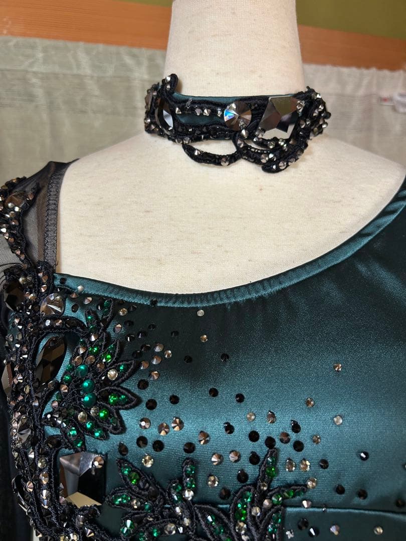 ✨美品✨豪華オーダーメイド ダークグリーン サテン ビーズ装飾付き Mサイズ