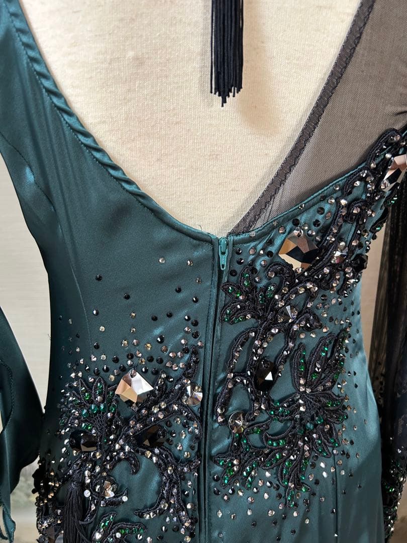 ✨美品✨豪華オーダーメイド ダークグリーン サテン ビーズ装飾付き Mサイズ