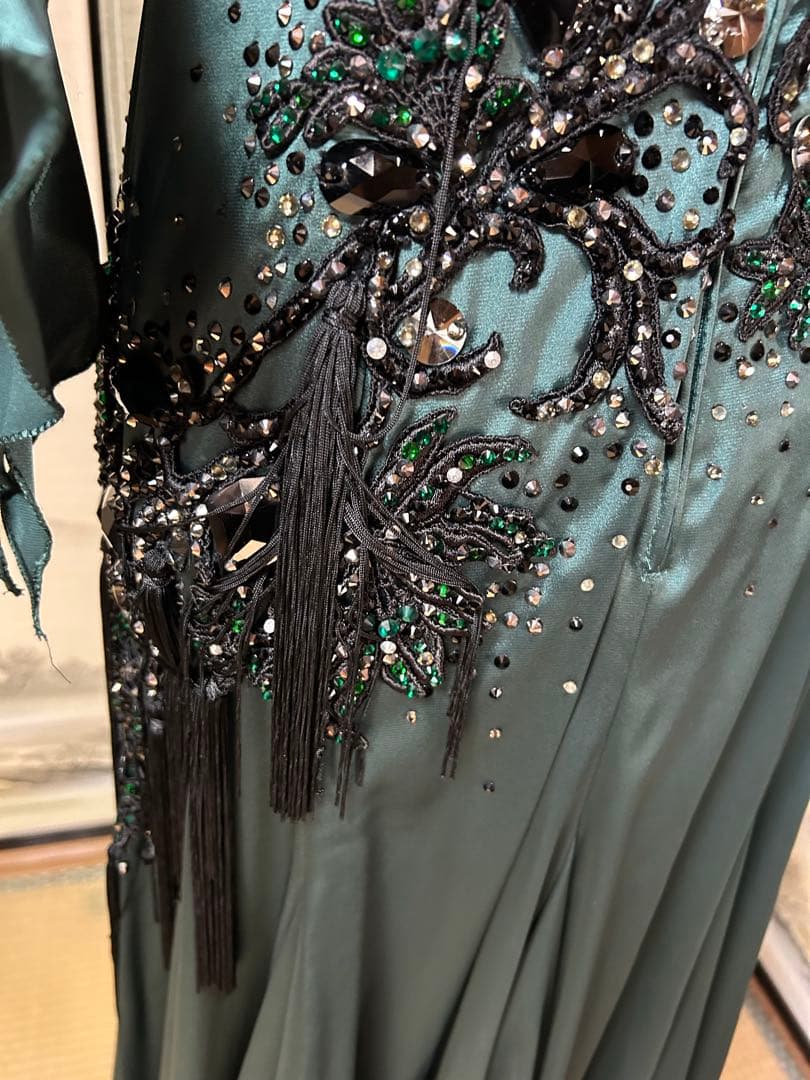 ✨美品✨豪華オーダーメイド ダークグリーン サテン ビーズ装飾付き Mサイズ