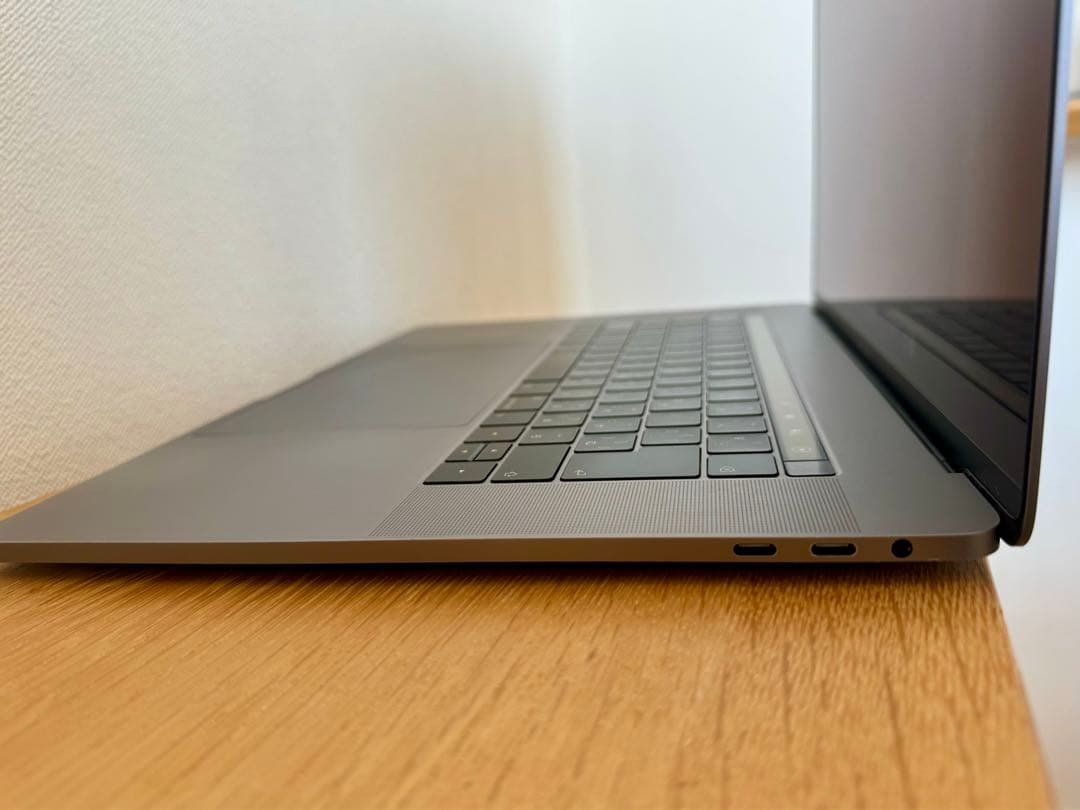 上位仕様：MacBook Pro 15 i9/32GB/2TB スペースグレイ