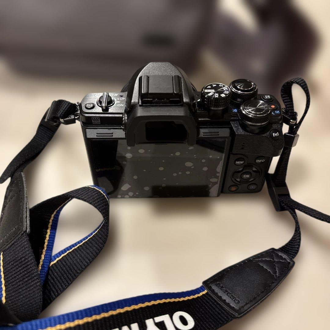 （極美品）OLYMPUS E-M10 Mark II本体　レンズ2本　バッグ付