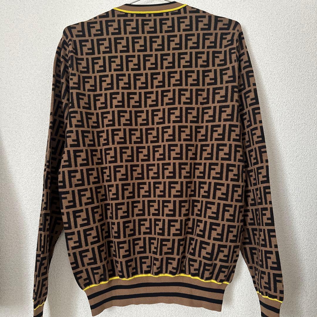 FENDI ロゴ入りブラウンニットセーター