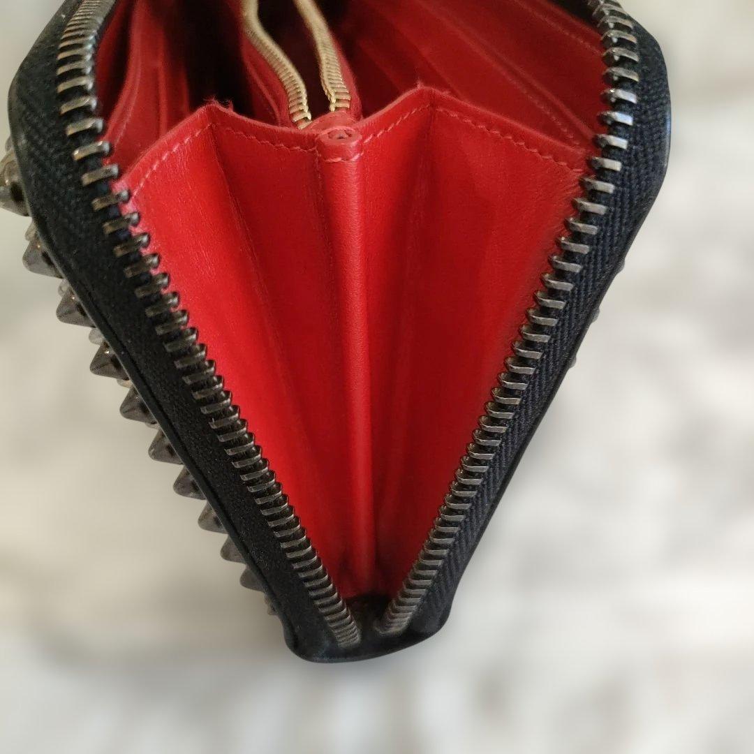 クリスチャンルブタン　スタッズ装飾の黒いレザー長財布