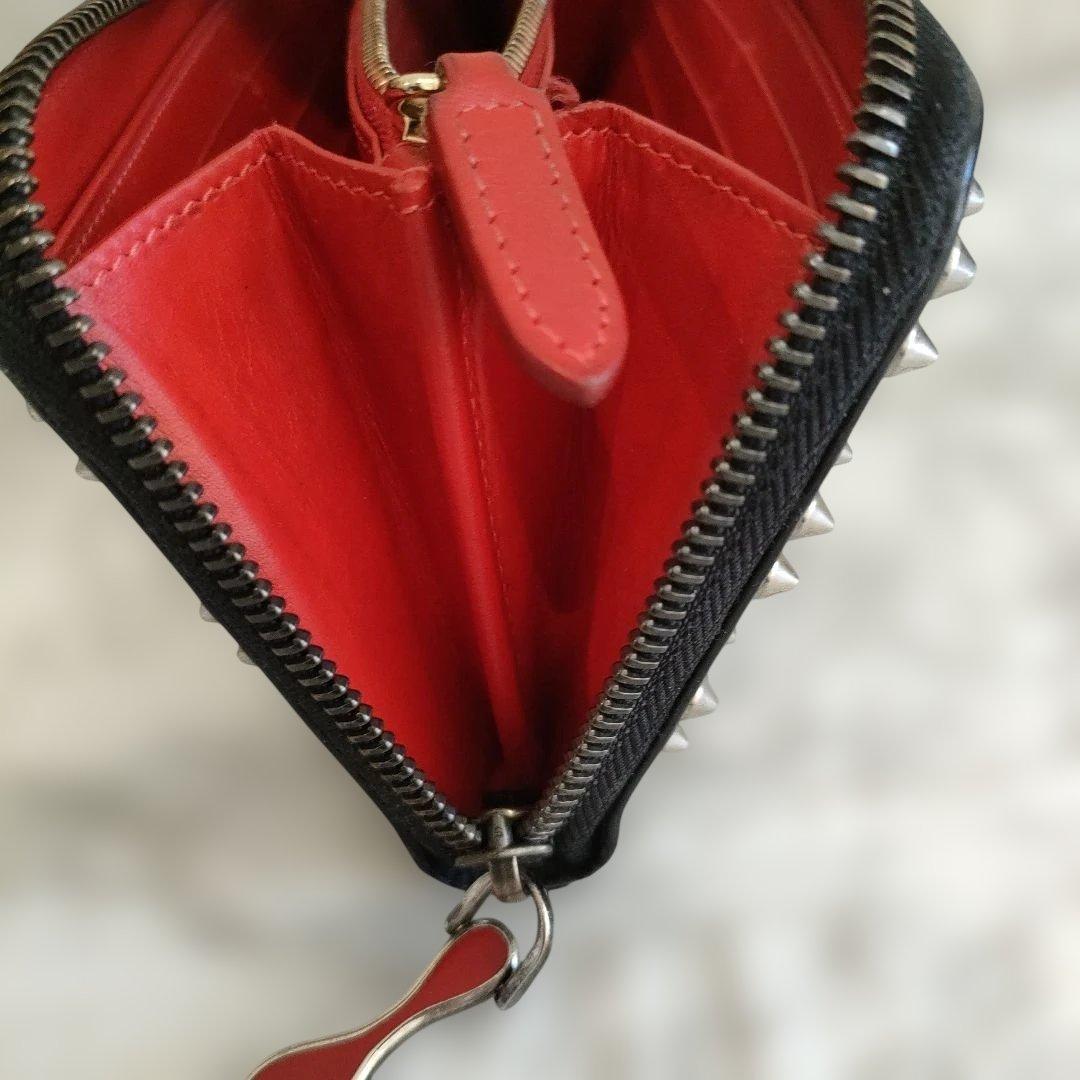 クリスチャンルブタン　スタッズ装飾の黒いレザー長財布