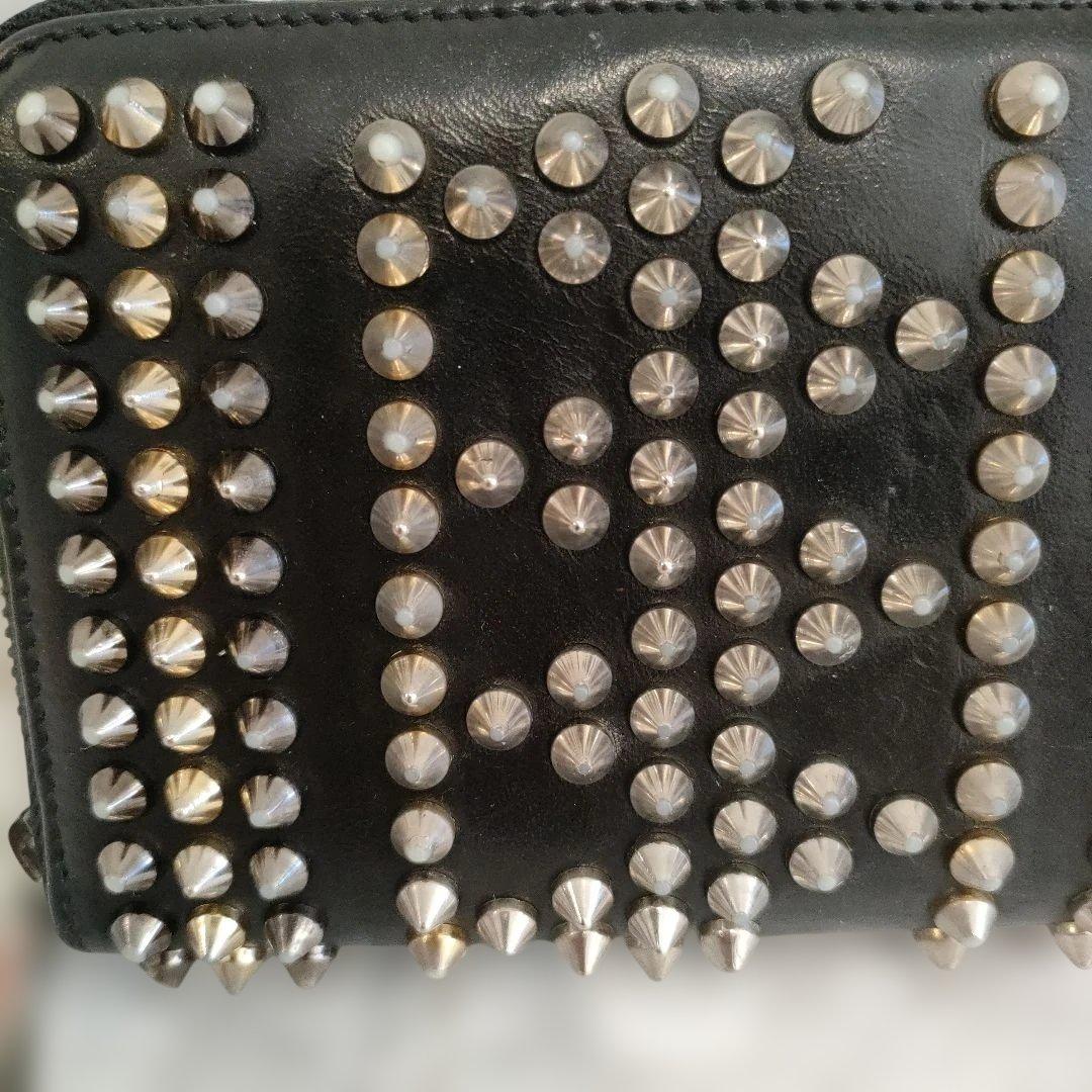 クリスチャンルブタン　スタッズ装飾の黒いレザー長財布