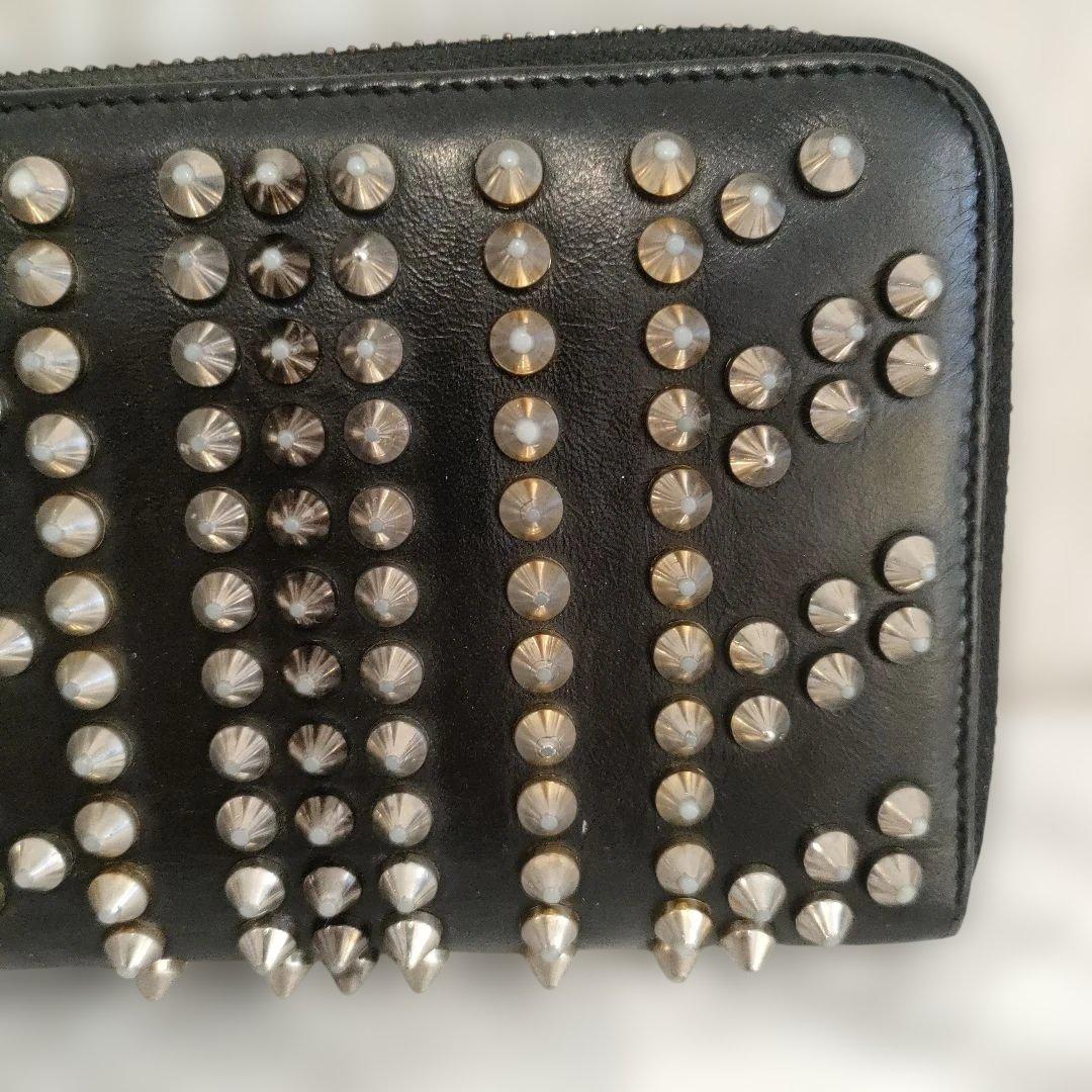 クリスチャンルブタン　スタッズ装飾の黒いレザー長財布